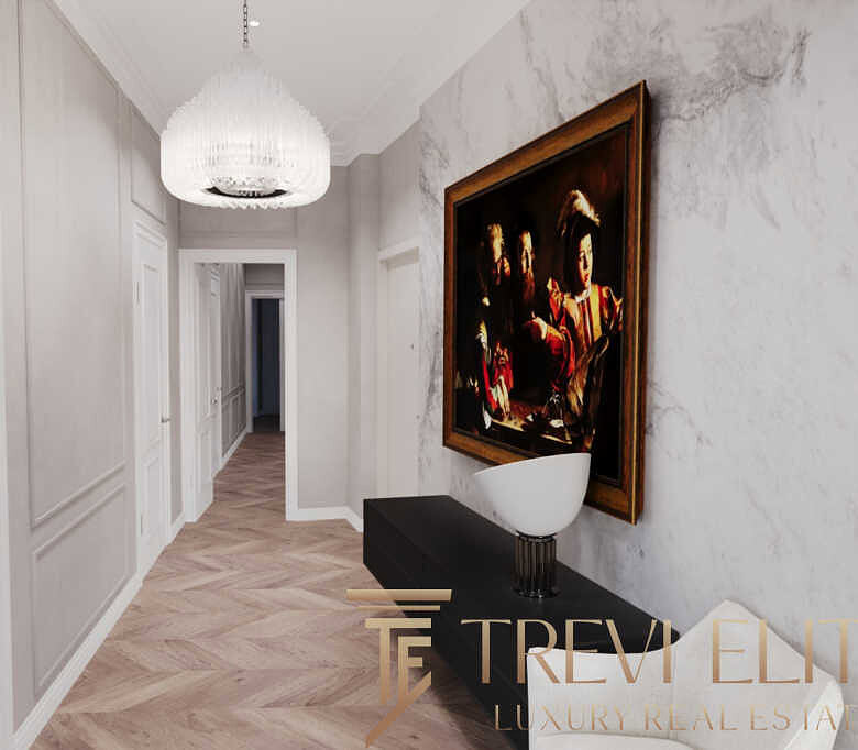 Элегантный коридор в роскошном жилом доме, светлый интерьер, современные светильники, классическая отделка стен и стильное искусство на стене.