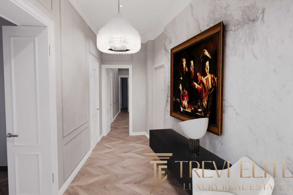 Элегантный коридор в роскошном жилом доме, светлый интерьер, современные светильники, классическая отделка стен и стильное искусство на стене.