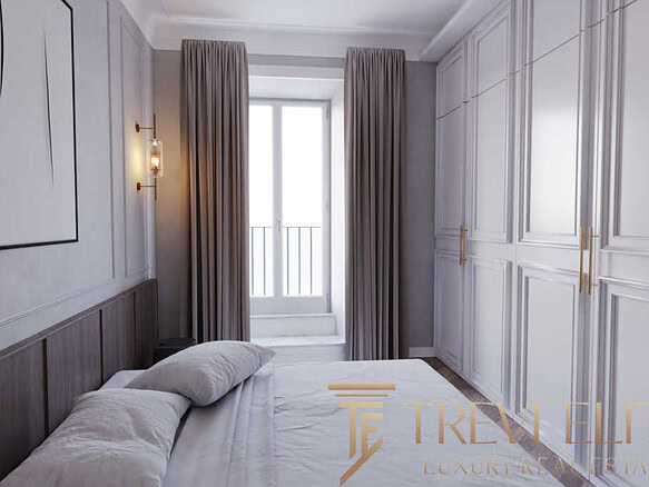 Элегантная спальня с белыми панелями и большими окнами, мягким освещением и современными шторами в роскошном интерьере квартиры.