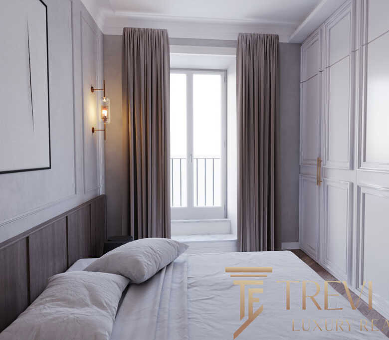 Элегантная спальня с белыми панелями и большими окнами, мягким освещением и современными шторами в роскошном интерьере квартиры.