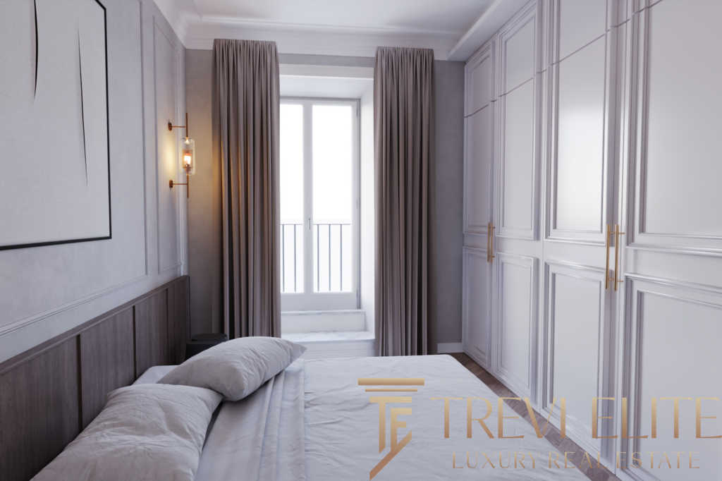Элегантная спальня с белыми панелями и большими окнами, мягким освещением и современными шторами в роскошном интерьере квартиры.