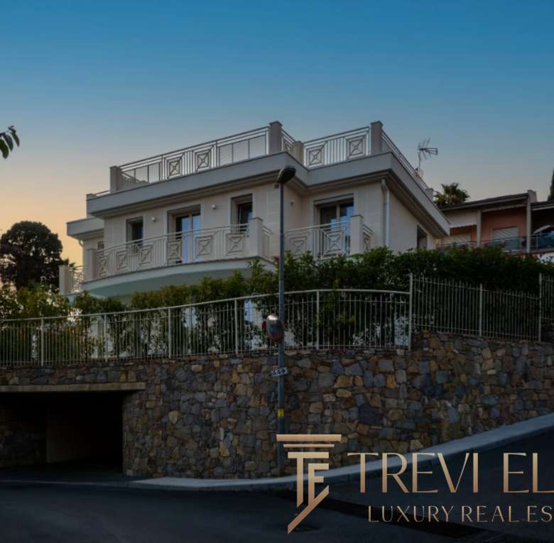 Элитный современный дом на холме, роскошная вилла с просторными террасами и панорамным видом, идеальный выбор для ценителей эксклюзивной недвижимости.