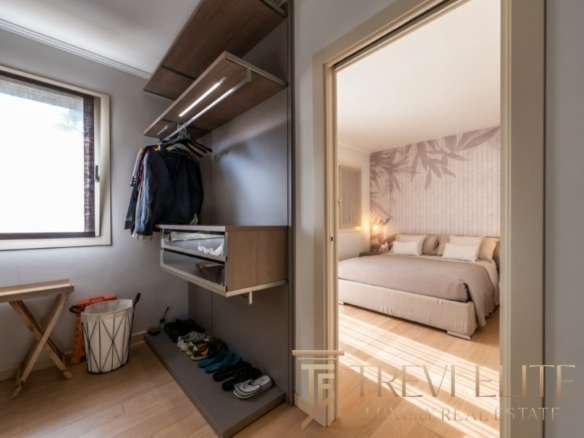 Современная гостиная с гардеробной, уютная спальня с мягким светом, мебель высокого класса, интерьер премиум качества, идеально подходит для эксклюзивных недвижимости в Италии и по всему миру.