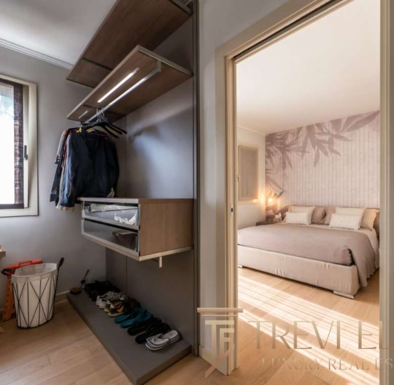 Современная гостиная с гардеробной, уютная спальня с мягким светом, мебель высокого класса, интерьер премиум качества, идеально подходит для эксклюзивных недвижимости в Италии и по всему миру.