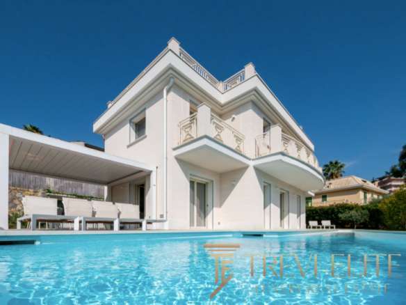 Элитная вилла с бассейном на берегу моря, современный дизайн, просторные окна, патио и ухоженный сад, расположенная в престижном районе Италии. Идеальное жилье для роскошной жизни и инвестиций.