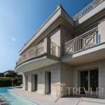 Элитный современный дом с бассейном, роскошным фасадом и уютными балконами, идеальный для ценителей высокого стиля и комфорта в престижном районе.