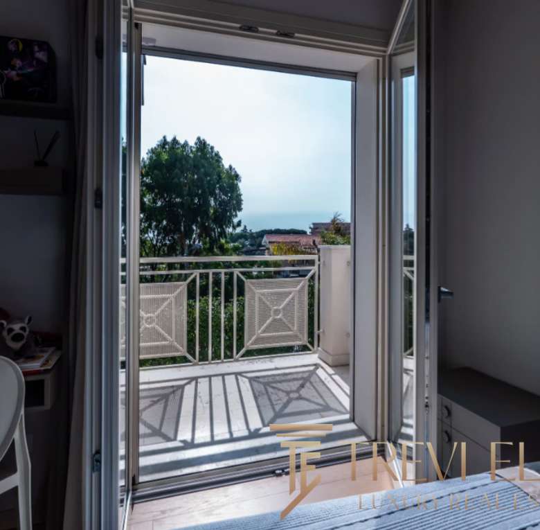 Современный жилой балкон с красивым видом на зелень и море, утреннее или дневное освещение, идеально подходит для расслабления.