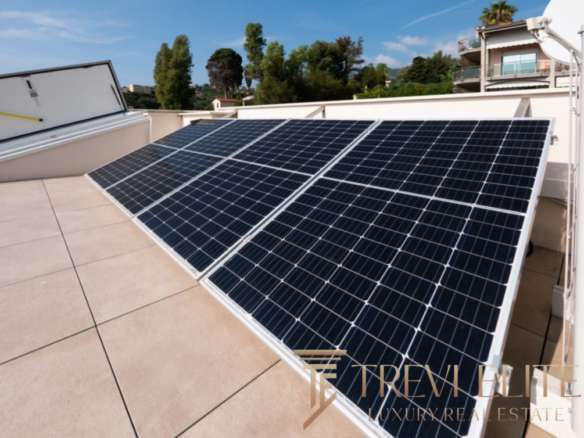 Высокотехнологичные солнечные панели на крыше элитной виллы, экологичный и энергоэффективный дизайн от Треви Элит.