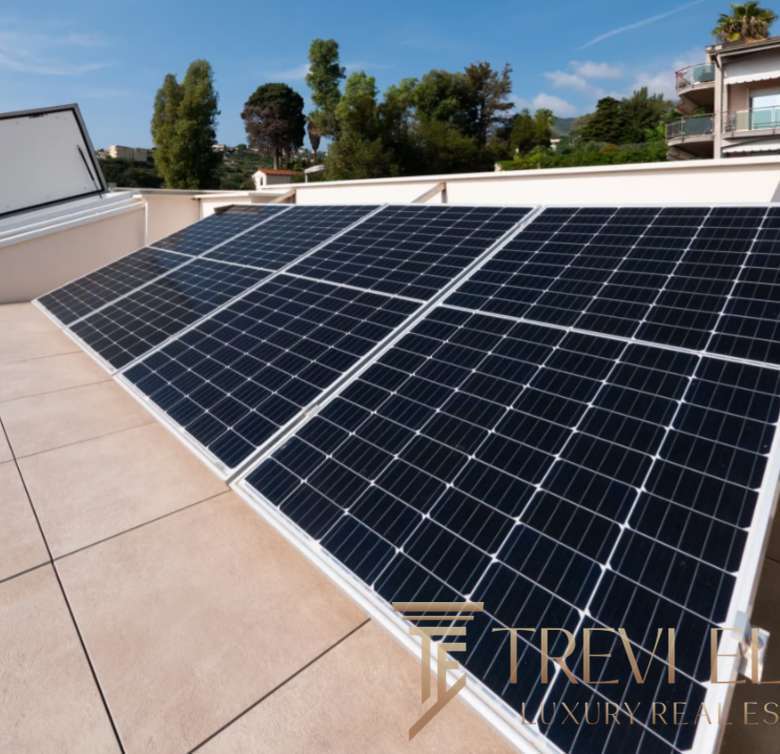 Высокотехнологичные солнечные панели на крыше элитной виллы, экологичный и энергоэффективный дизайн от Треви Элит.