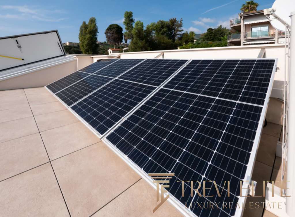 Высокотехнологичные солнечные панели на крыше элитной виллы, экологичный и энергоэффективный дизайн от Треви Элит.