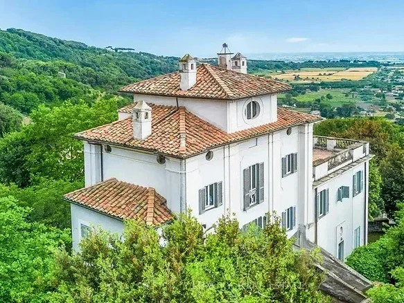 Элитный особняк на холме, окруженный зеленью, с террасами и панорамным видом на природу, идеально подходит для роскошной жизни и инвестиций в зарубежной недвижимости.