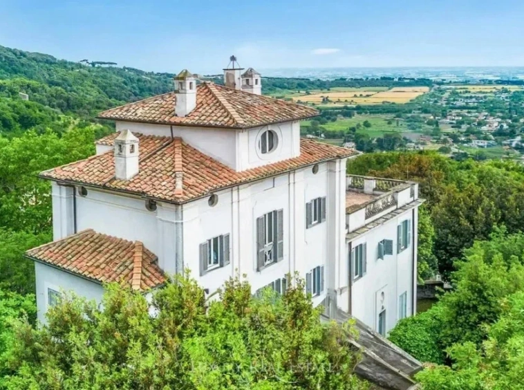 Элитный особняк на холме, окруженный зеленью, с террасами и панорамным видом на природу, идеально подходит для роскошной жизни и инвестиций в зарубежной недвижимости.