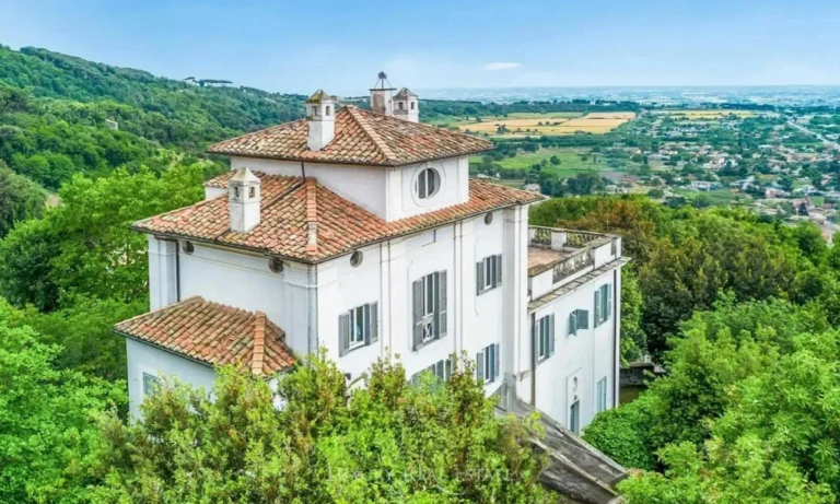 Элитный особняк на холме, окруженный зеленью, с террасами и панорамным видом на природу, идеально подходит для роскошной жизни и инвестиций в зарубежной недвижимости.