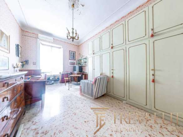 Высококлассная квартира с уютной гостиной и кухней в классическом стиле, просторным шкафом и антикварной мебелью, идеальное жилье для ценителей роскоши и уюта.