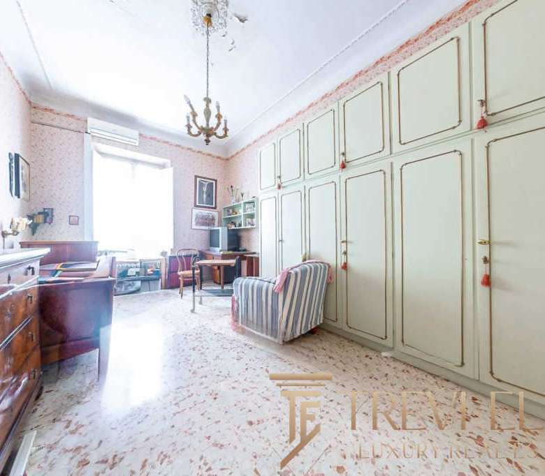 Высококлассная квартира с уютной гостиной и кухней в классическом стиле, просторным шкафом и антикварной мебелью, идеальное жилье для ценителей роскоши и уюта.