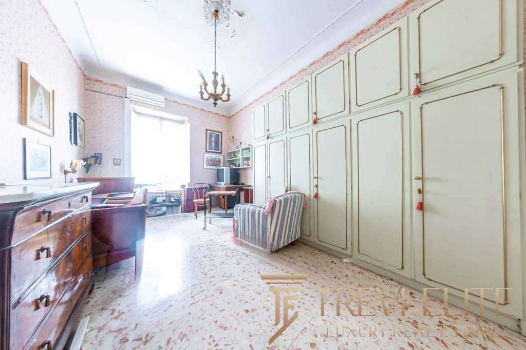 Высококлассная квартира с уютной гостиной и кухней в классическом стиле, просторным шкафом и антикварной мебелью, идеальное жилье для ценителей роскоши и уюта.