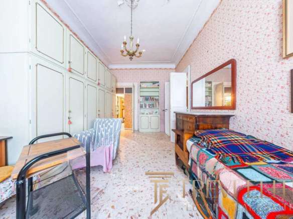 уютная спальня с старинной мебелью, светлой обоями и классическим интерьером в стиле ретро, оборудована кроватью, зеркалом и книжными полками, идеально подходит для любителей ретро-стиля.