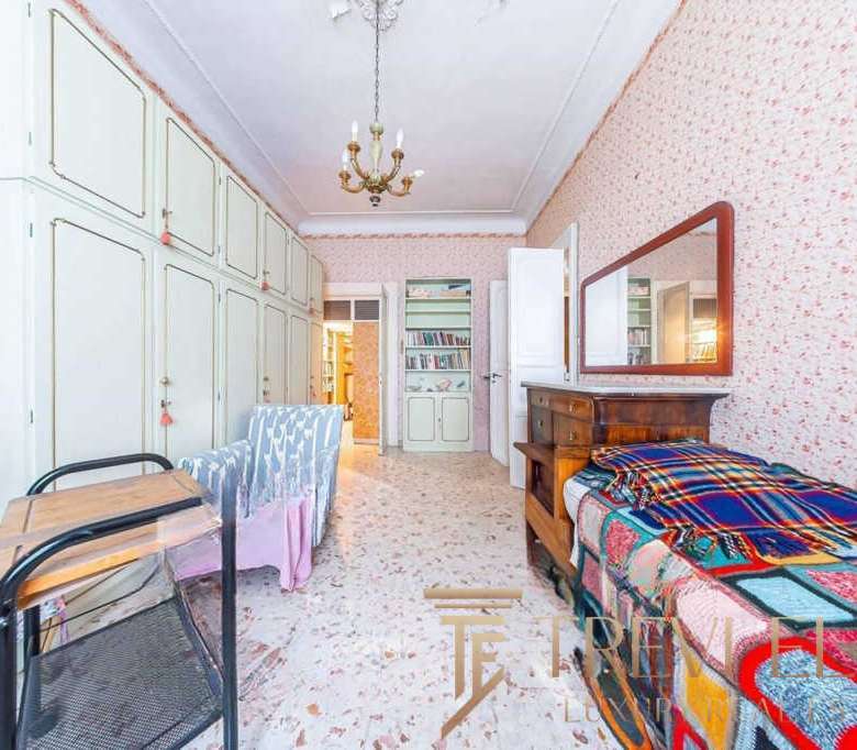 уютная спальня с старинной мебелью, светлой обоями и классическим интерьером в стиле ретро, оборудована кроватью, зеркалом и книжными полками, идеально подходит для любителей ретро-стиля.