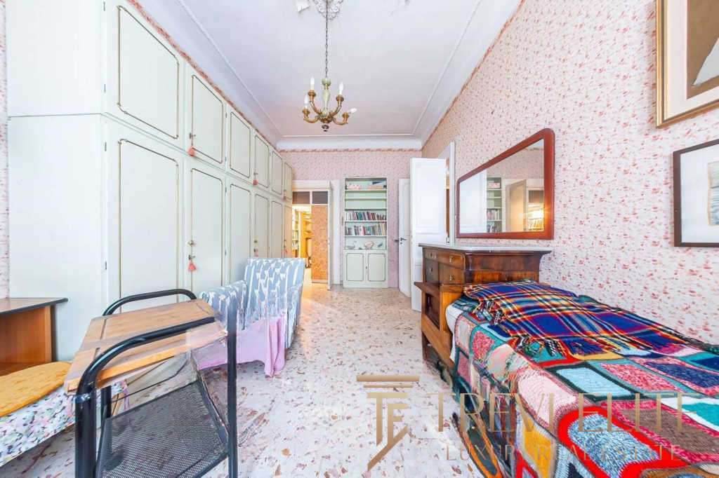 уютная спальня с старинной мебелью, светлой обоями и классическим интерьером в стиле ретро, оборудована кроватью, зеркалом и книжными полками, идеально подходит для любителей ретро-стиля.