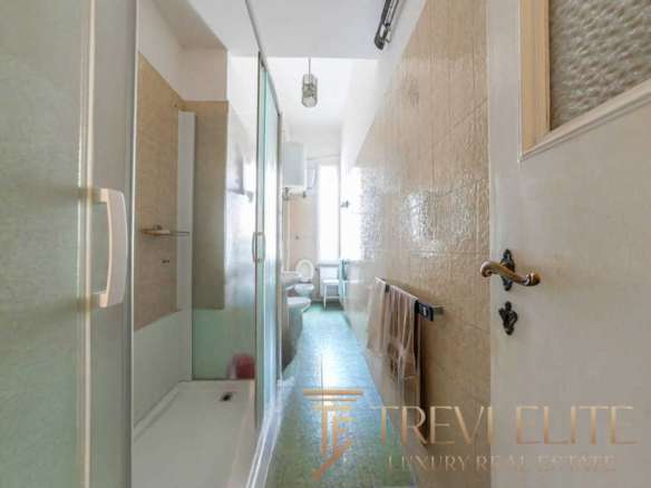 Ванная комната в роскошной квартире, светлая и просторная, с современными санитарными комплектами и стильной отделкой, идеально подходит для элитной недвижимости.