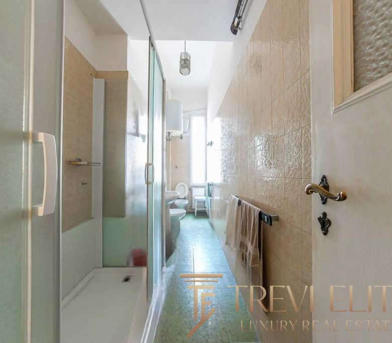 Ванная комната в роскошной квартире, светлая и просторная, с современными санитарными комплектами и стильной отделкой, идеально подходит для элитной недвижимости.