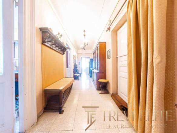 Уютный коридор в элитной недвижимости с классической мебелью и мягким освещением. Идеально для ценителей роскоши и комфорта в интерьере элитных квартир и домов.