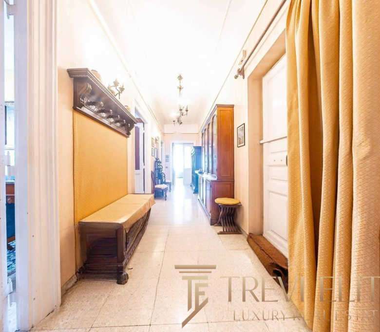 Уютный коридор в элитной недвижимости с классической мебелью и мягким освещением. Идеально для ценителей роскоши и комфорта в интерьере элитных квартир и домов.