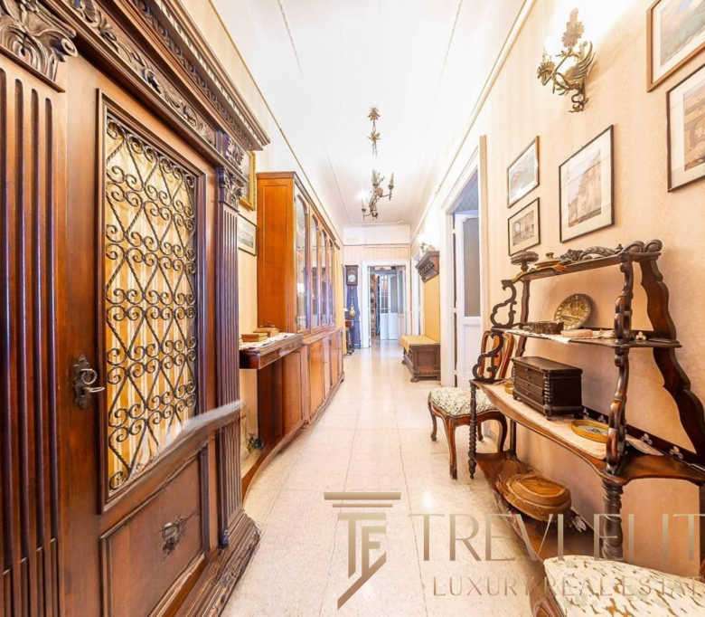 Роскошный коридор в элитном особняке с классической мебелью и интерьером, создающим атмосферу уюта и эксклюзивности. Идеальное пространство для ценителей высокого стиля и комфорта.