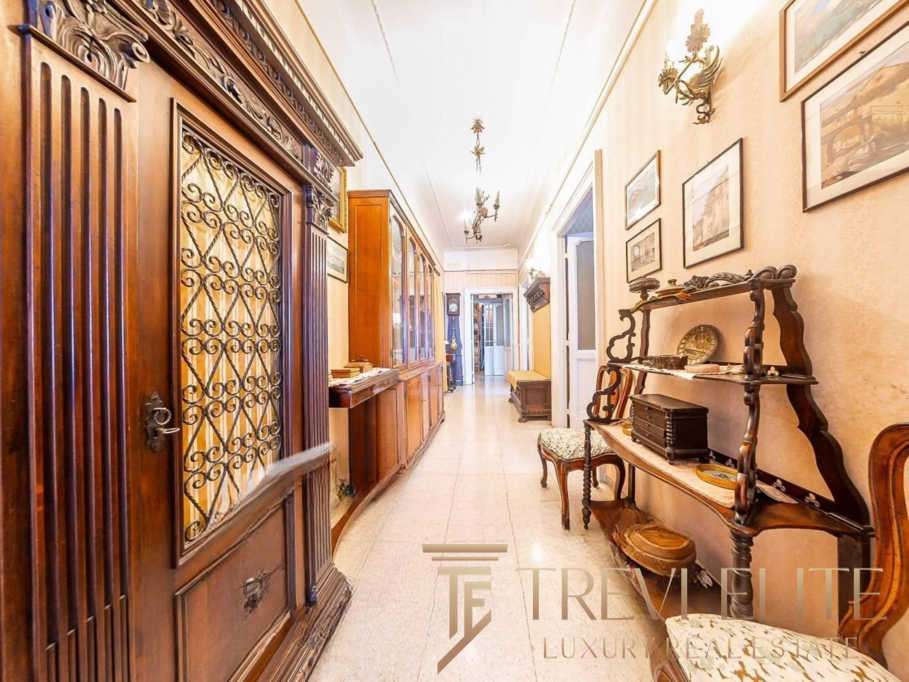 Роскошный коридор в элитном особняке с классической мебелью и интерьером, создающим атмосферу уюта и эксклюзивности. Идеальное пространство для ценителей высокого стиля и комфорта.