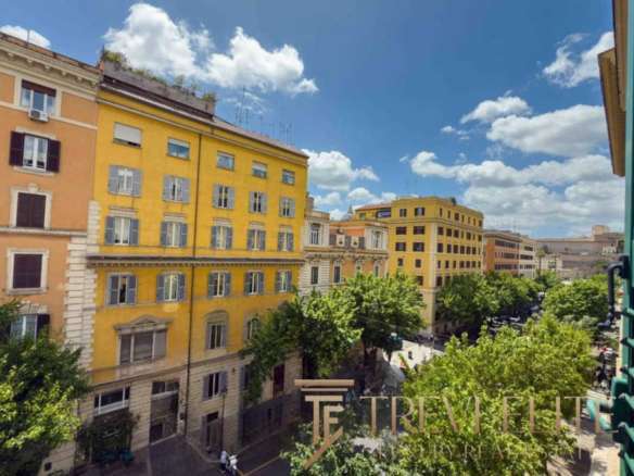 Роскошные виды на городские здания в центре с яркими фасадами и зеленью, солнечный день, современные элитные апартаменты и историческая архитектура, атмосфера уединения и комфорта.