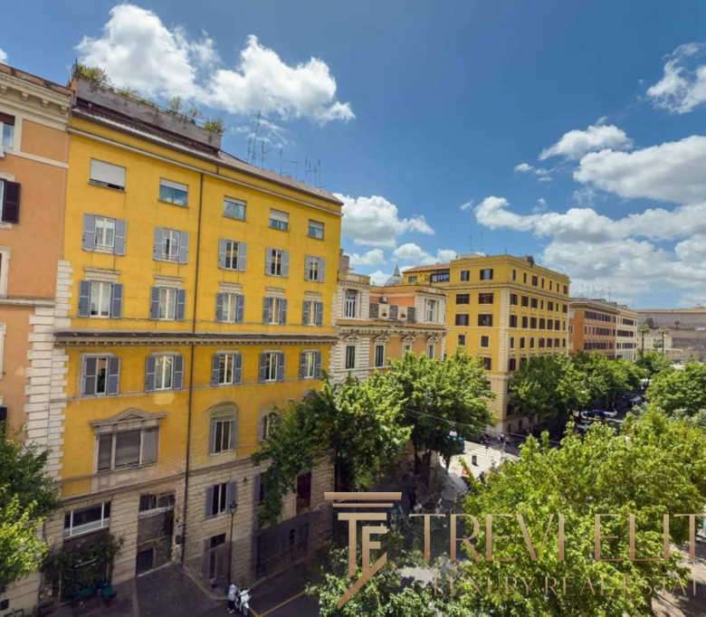 Роскошные виды на городские здания в центре с яркими фасадами и зеленью, солнечный день, современные элитные апартаменты и историческая архитектура, атмосфера уединения и комфорта.