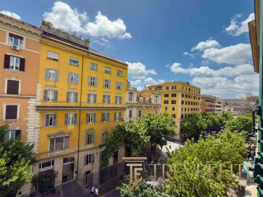 Роскошные виды на городские здания в центре с яркими фасадами и зеленью, солнечный день, современные элитные апартаменты и историческая архитектура, атмосфера уединения и комфорта.