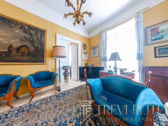 Высококлассная гостиная в классическом стиле с антикварной мебелью и живописными картинами, солнечный свет, стильное освещение, идеально подходит для элитных российских и итальянских вилл.