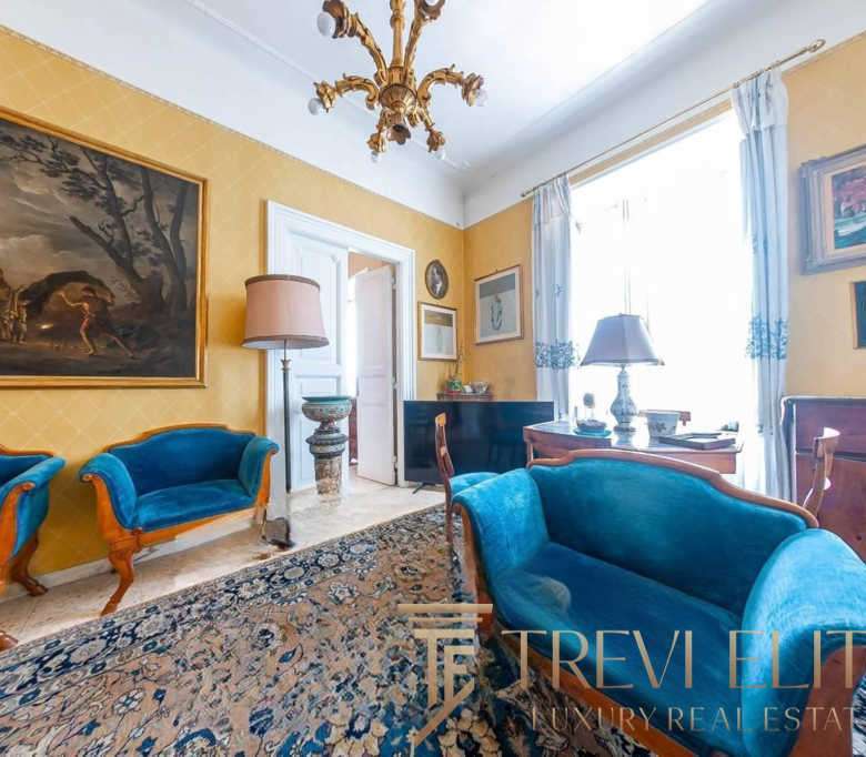 Высококлассная гостиная в классическом стиле с антикварной мебелью и живописными картинами, солнечный свет, стильное освещение, идеально подходит для элитных российских и итальянских вилл.