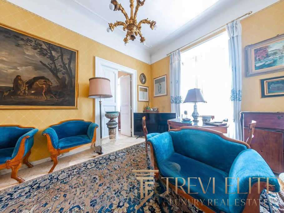 Высококлассная гостиная в классическом стиле с антикварной мебелью и живописными картинами, солнечный свет, стильное освещение, идеально подходит для элитных российских и итальянских вилл.
