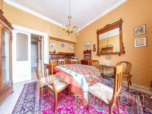 Классическая меблировка и уютная атмосфера в роскошной столовой с антикварными элементами интерьера. Идеальное пространство для семейных обедов и приятных встреч в элитной недвижимости.