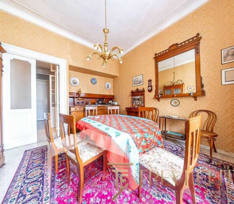 Классическая меблировка и уютная атмосфера в роскошной столовой с антикварными элементами интерьера. Идеальное пространство для семейных обедов и приятных встреч в элитной недвижимости.