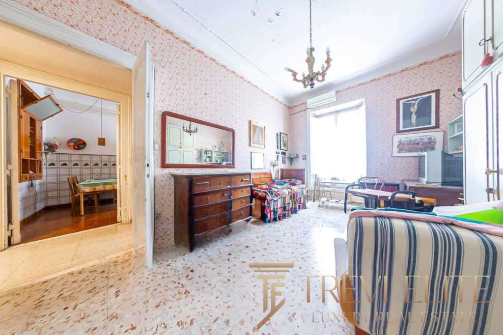 Уютная гостиная в классическом стиле с мягкой мебелью и украшениями, идеально подходит для отдыха и семейных встреч, обеспечивая комфорт и элегантность в роскошных итальянских апартаментах.