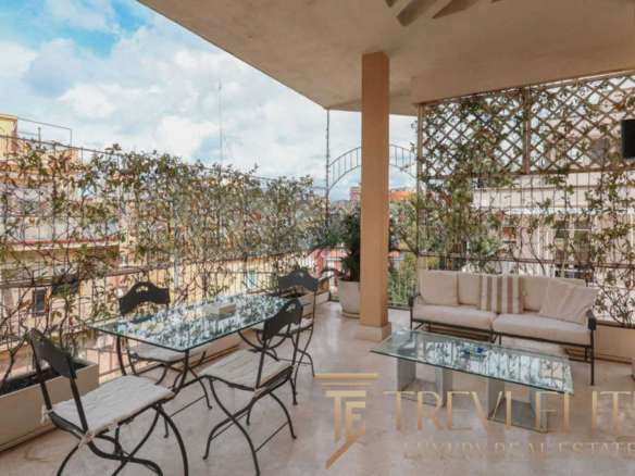 Уютная терраса с современным дизайном, комфортной мебелью и зеленью, идеальна для отдыха и развлечений на свежем воздухе, предлагая шикарный вид на город.