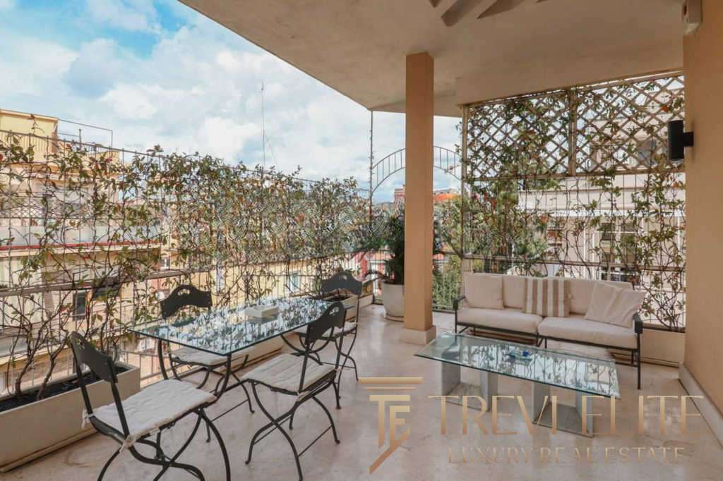 Уютная терраса с современным дизайном, комфортной мебелью и зеленью, идеальна для отдыха и развлечений на свежем воздухе, предлагая шикарный вид на город.