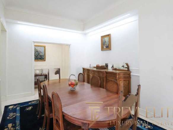 Современная роскошная обеденная зона с классической мебелью и элегантной декоративной отделкой, идеально подходящая для высококлассной недвижимости высокого уровня.