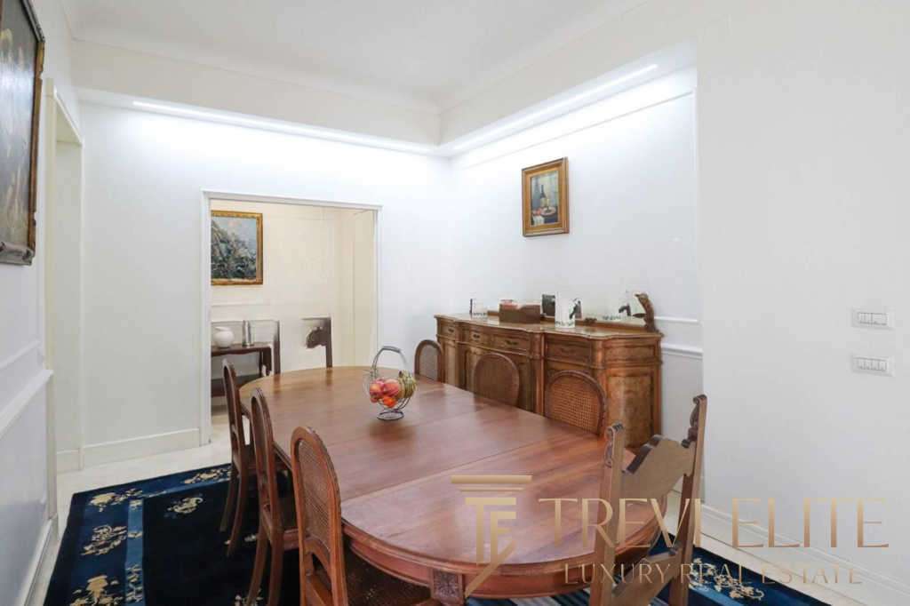 Современная роскошная обеденная зона с классической мебелью и элегантной декоративной отделкой, идеально подходящая для высококлассной недвижимости высокого уровня.