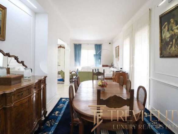 Высококлассная гостиная с классической мебелью и ярким освещением в престижной недвижимости Треви Элит.