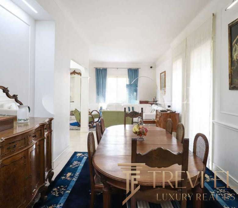 Высококлассная гостиная с классической мебелью и ярким освещением в престижной недвижимости Треви Элит.