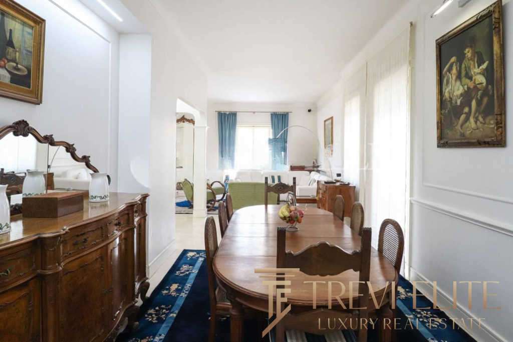 Высококлассная гостиная с классической мебелью и ярким освещением в престижной недвижимости Треви Элит.