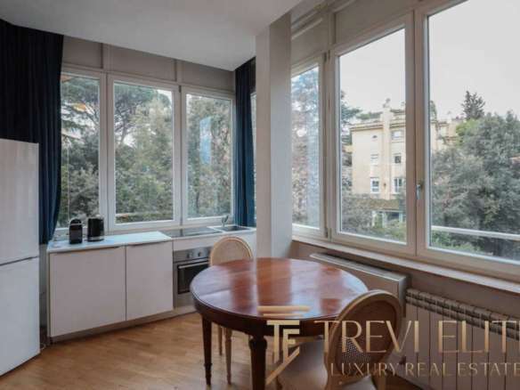 Современная кухня с большими окнами и уютным обеденным уголком, идеально подходящая для комфортного проживания в элитной недвижимости.