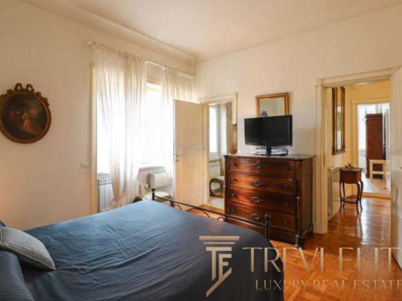 Высококачественные фотоигровые апартаменты с классической мебелью и уютной атмосферой, идеально подходящие для элитной недвижимости и инвестиций.