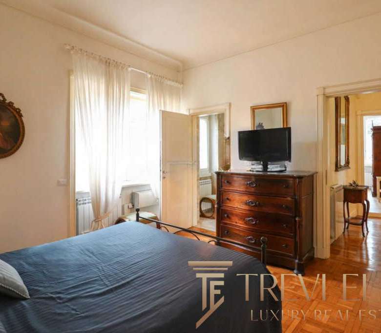 Высококачественные фотоигровые апартаменты с классической мебелью и уютной атмосферой, идеально подходящие для элитной недвижимости и инвестиций.