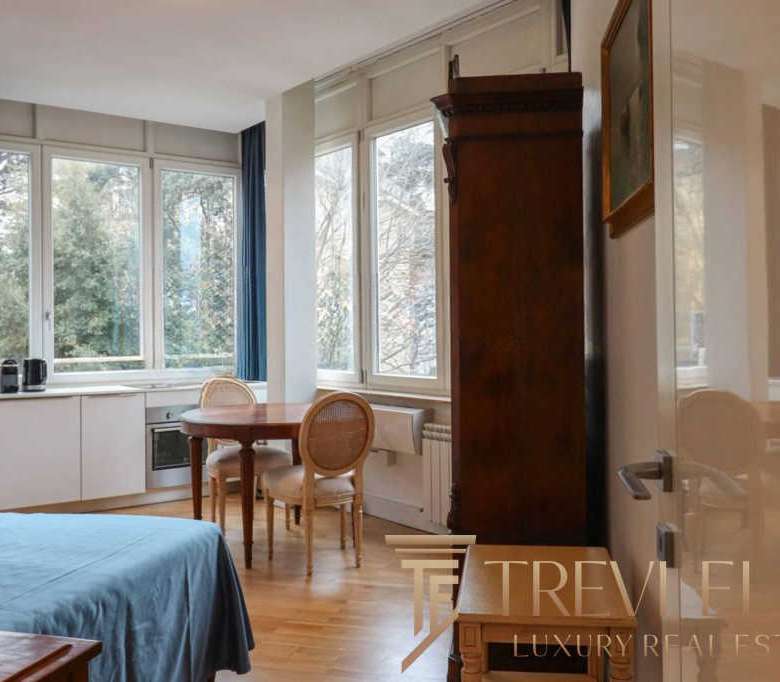 Высококачественное изображение современного интерьера квартиры с панорамными окнами и уютной зоной отдыха, представляется в элитном жилом комплексе для эксклюзивных клиентов.