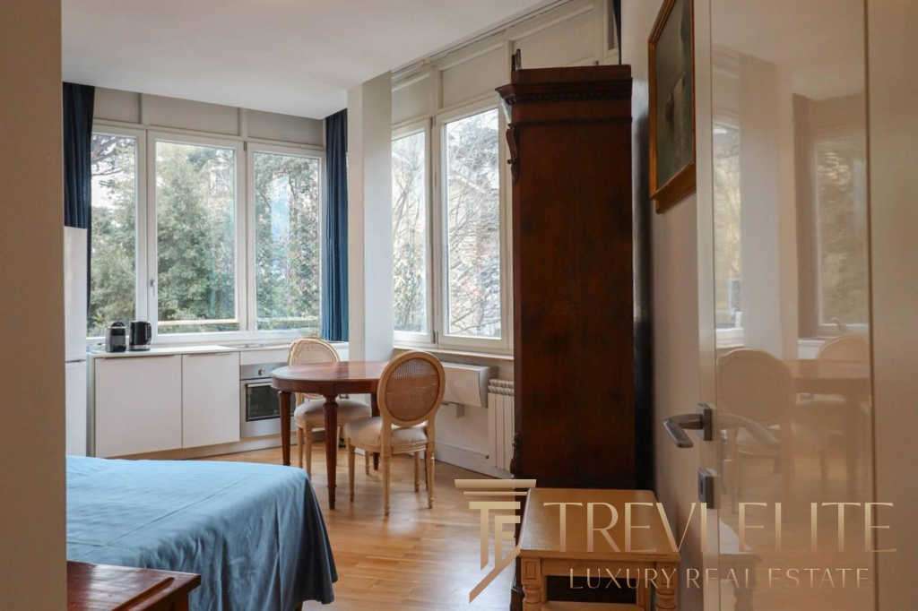 Высококачественное изображение современного интерьера квартиры с панорамными окнами и уютной зоной отдыха, представляется в элитном жилом комплексе для эксклюзивных клиентов.